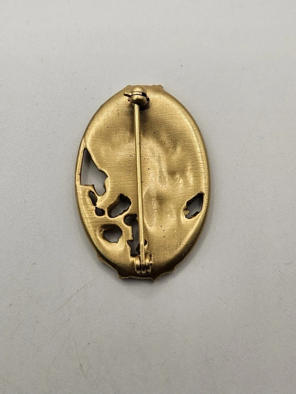 Vintage Santa Claus Brooch Gold Tone Oval Christmas Pin Victorian Style Toy Sack